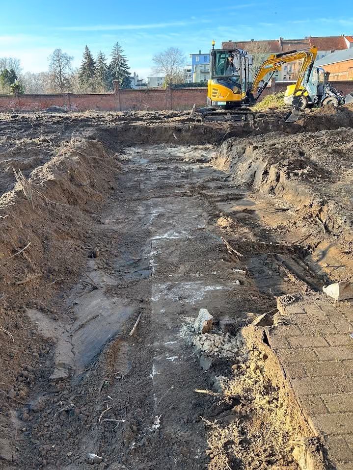 Bagger koffert die Fläche für Fundamente aus, Aushub auf Halde daneben