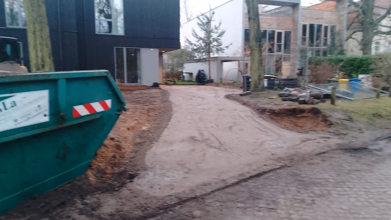Absetzcontainer vor dem Neubau, Aushub und Abbruchmaterial getrennt zum Abtransport