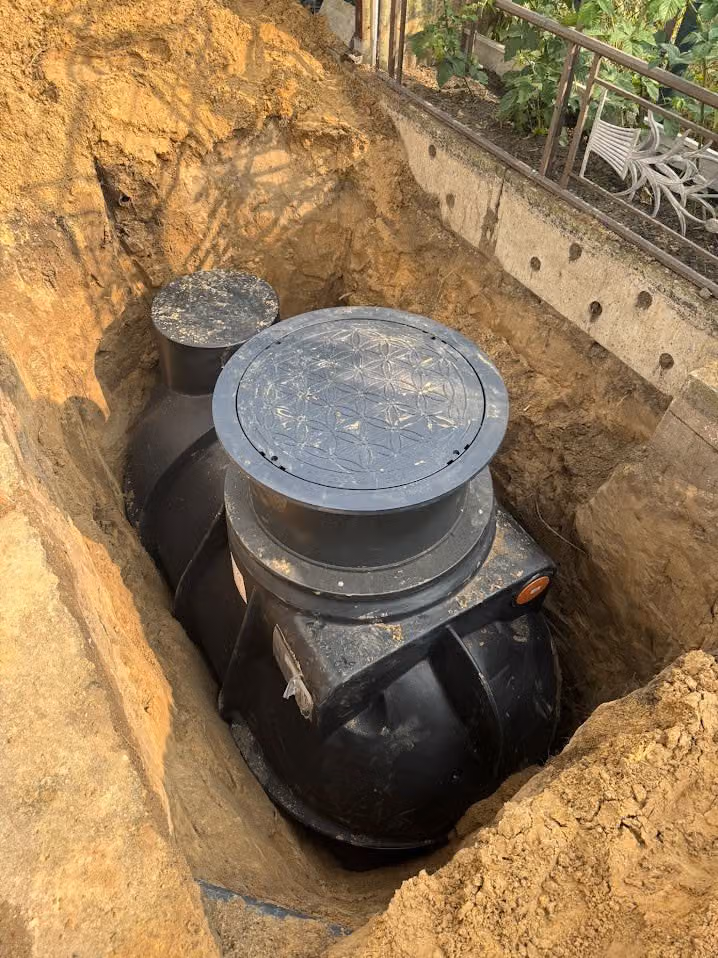 Eingebauter Flachtank mit aufgesetztem Domschacht und begehbarem Deckel in der Baugrube