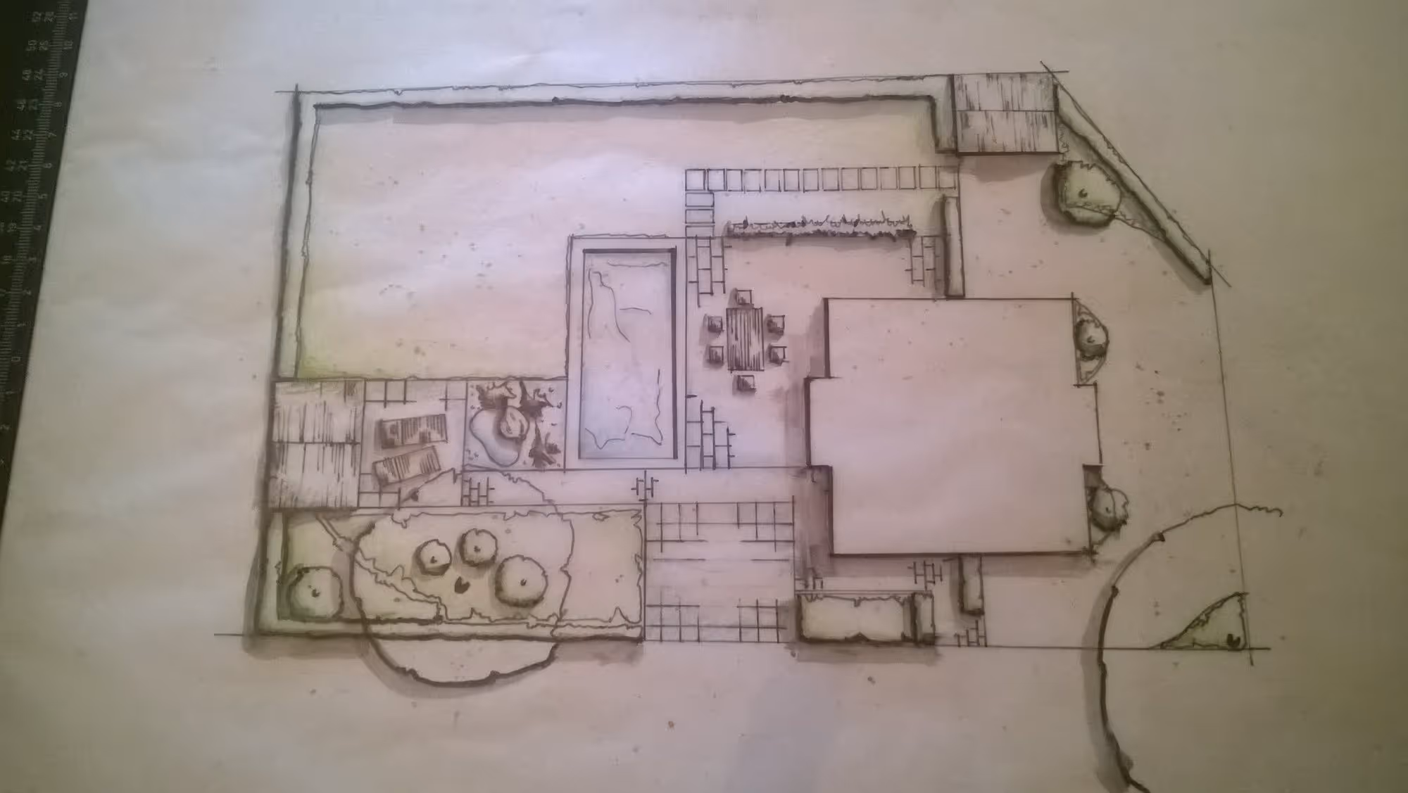 Handgezeichneter Gartenplan mit Terrasse, Pool, Wegen und Pflanzflächen