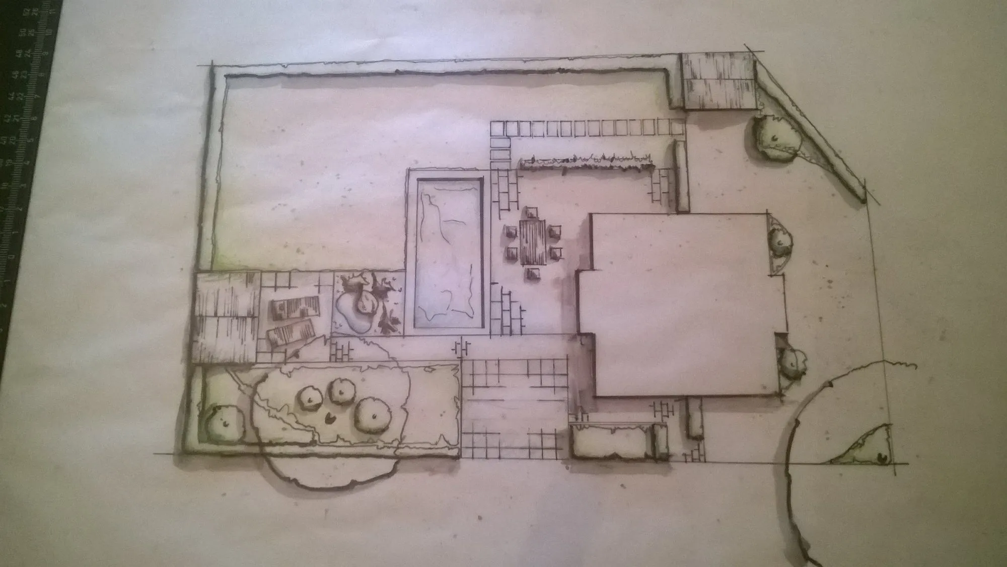 Handgezeichneter Gartenplan mit Maßketten auf dem Zeichenbrett