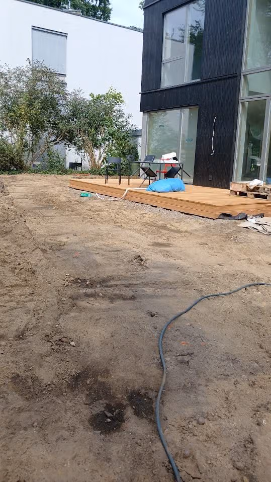 Neubaugarten im Rohzustand mit vorbereitetem Sandplanum als Projektstart