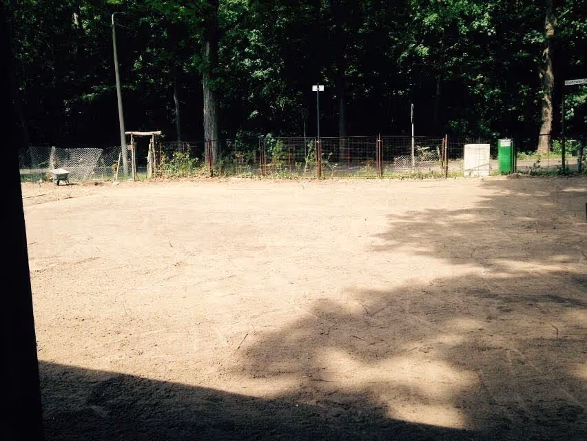 Vorbereitetes Planum einer künftigen Gartenanlage mit Bauzaun