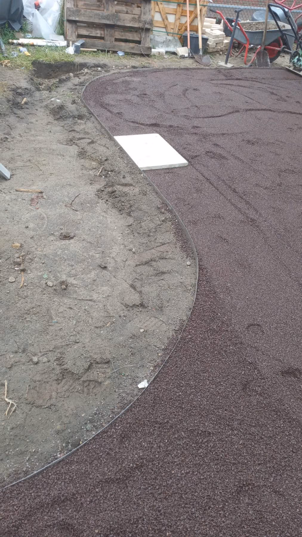 Geschwungene Stahlkante als Randeinfassung beim Terrassenprojekt
